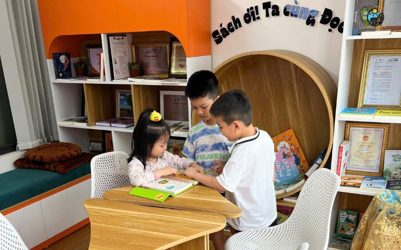 Dành thời gian đọc sách cùng con mỗi này