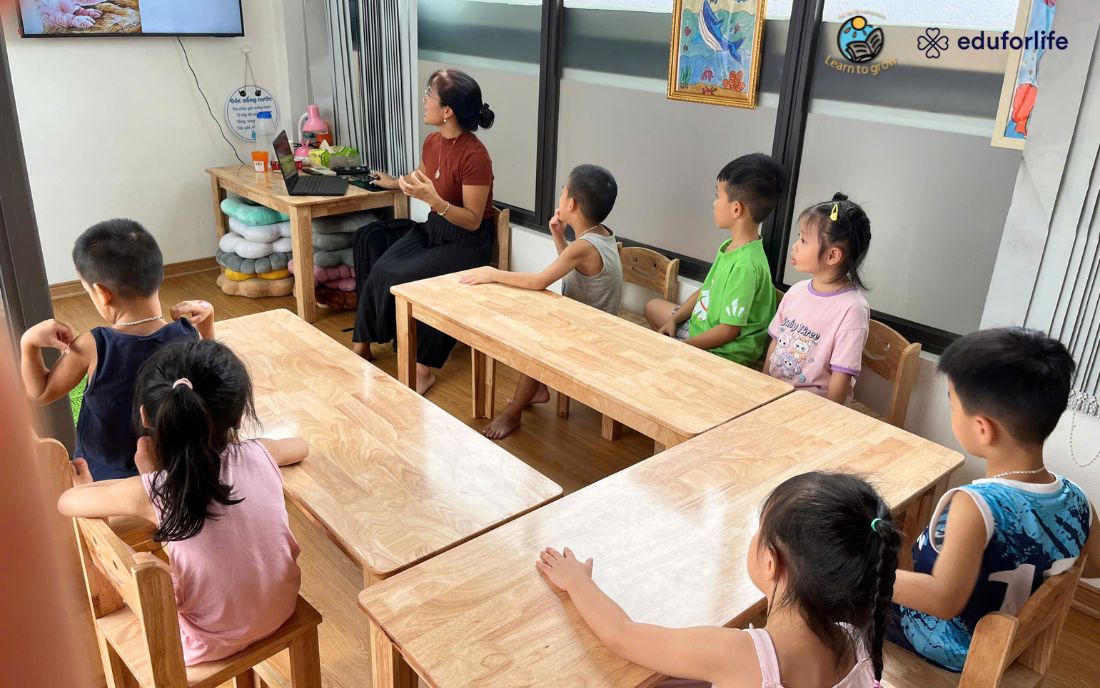 Các con chăm chú nghe giảng bài trong lớp kể chuyện sáng tạo 1