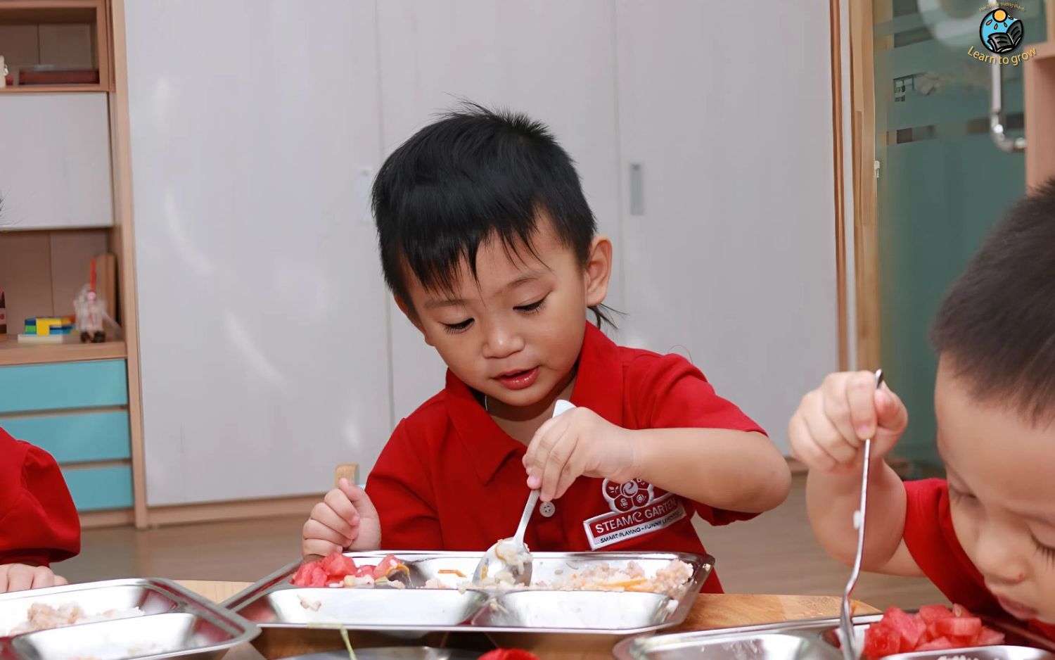 Bé tập tự xúc ăn để hình thành tính tự lập