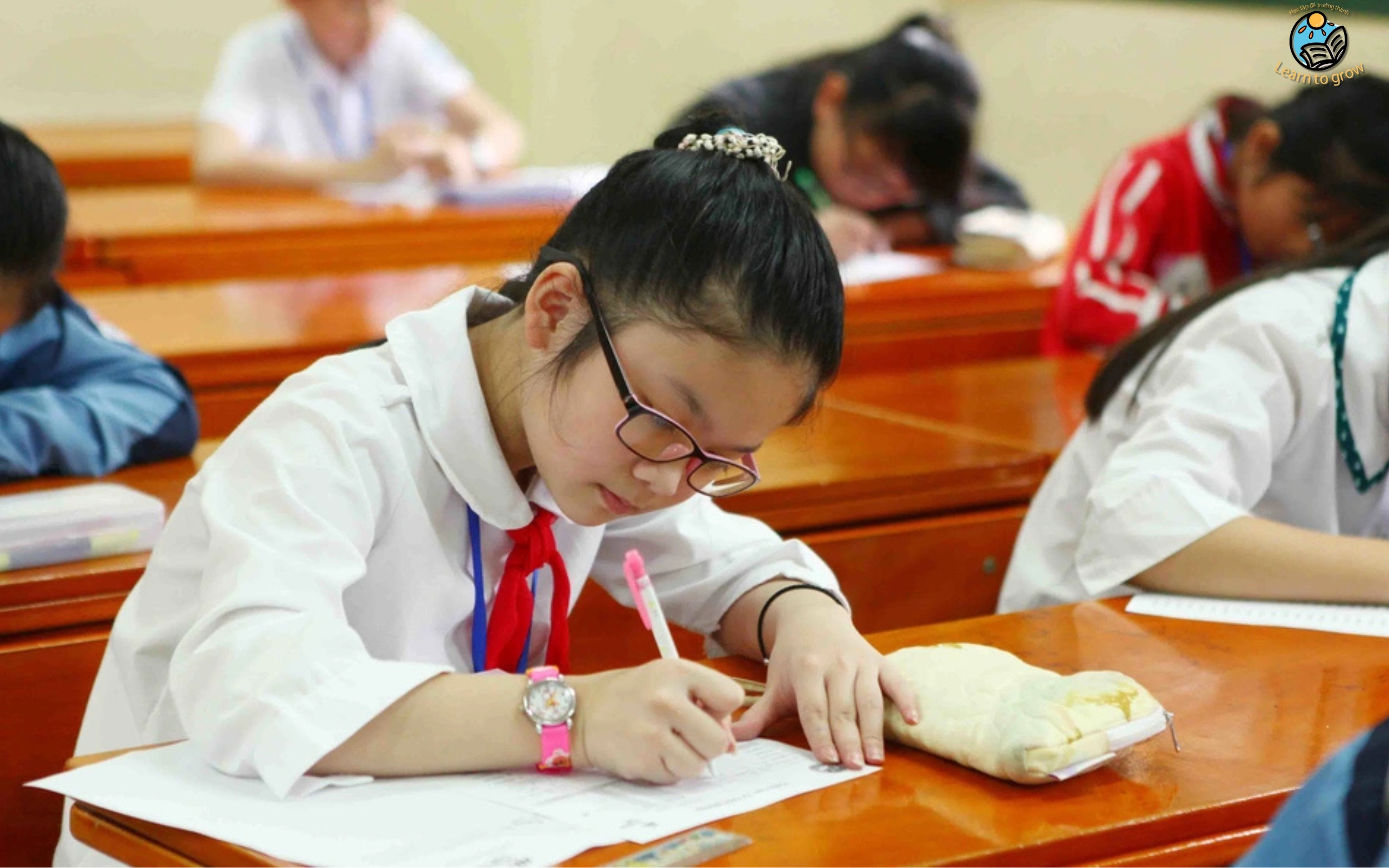 Học sinh luyện kỹ năng viết Ngữ văn trong lớp học