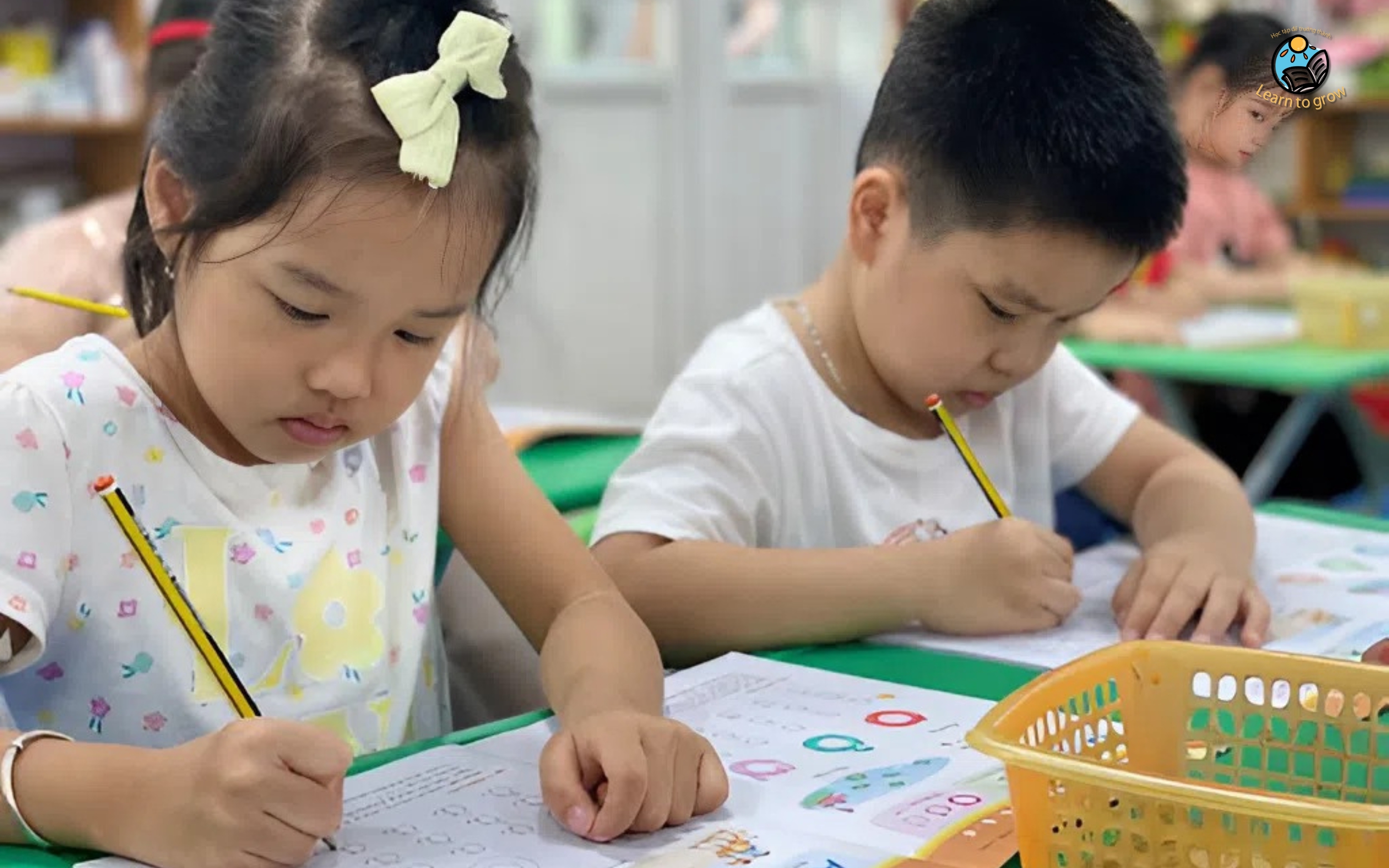 Trẻ lớp 1 tập viết nét cong tròn đúng chuẩn