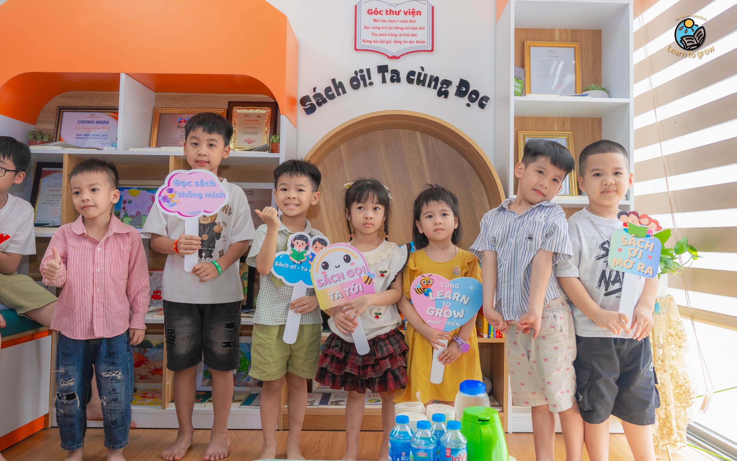 Các bạn nhỏ tại thư viện Sách Ơi - Ta cùng đọc