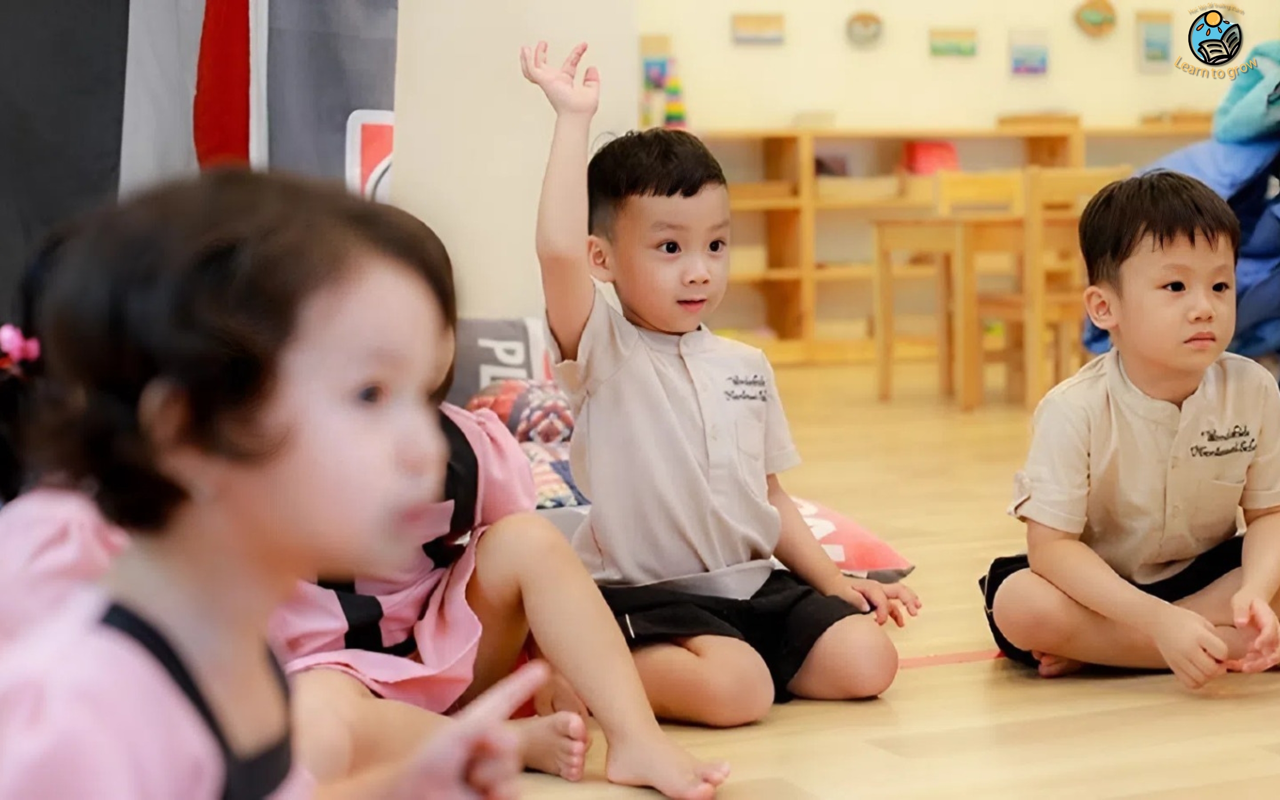 Bé vui chơi cùng bạn trong lớp mẫu giáo, phát triển kỹ năng xã hội.