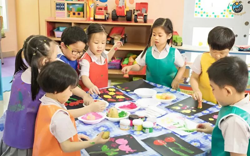 Bé tham gia hoạt động nhóm tại lớp