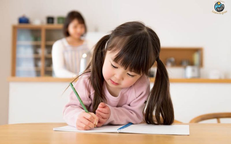 Bé yêu thích khám phá chữ cái